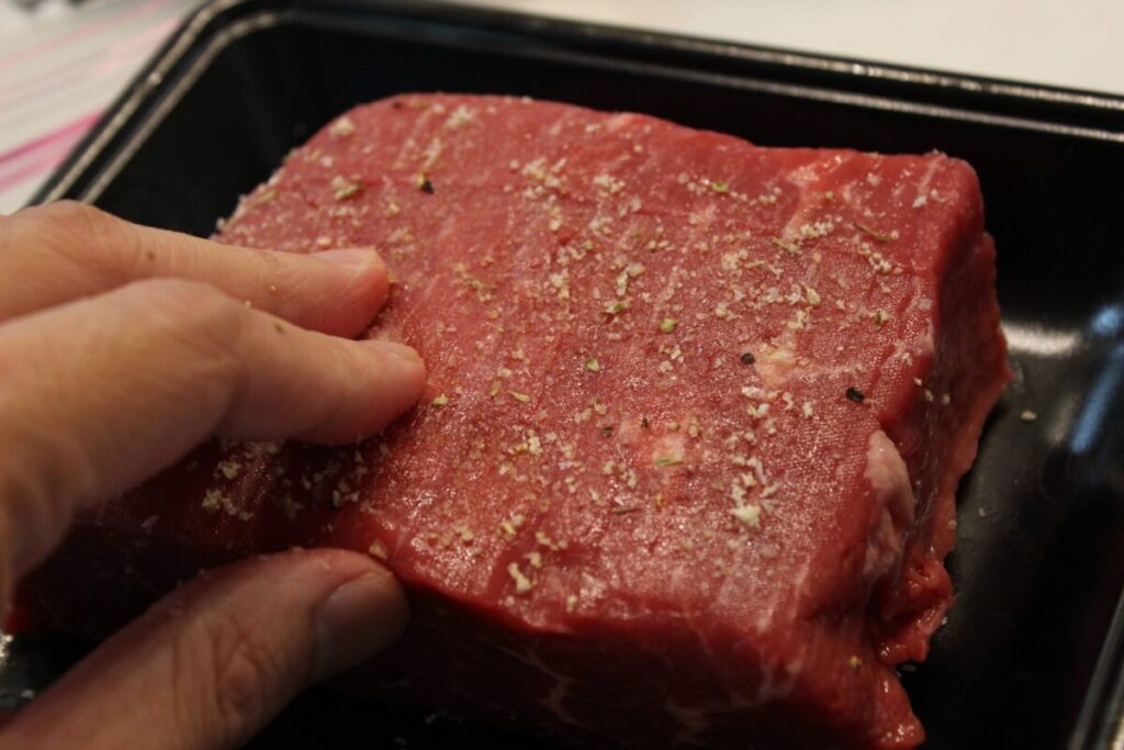 ローストビーフ用の牛モモ肉に塩をすり込む